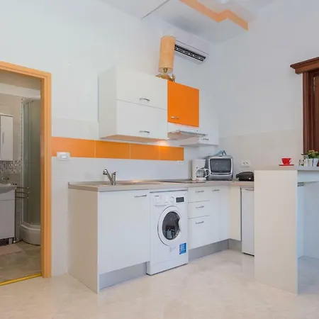 Apartman Leana *
